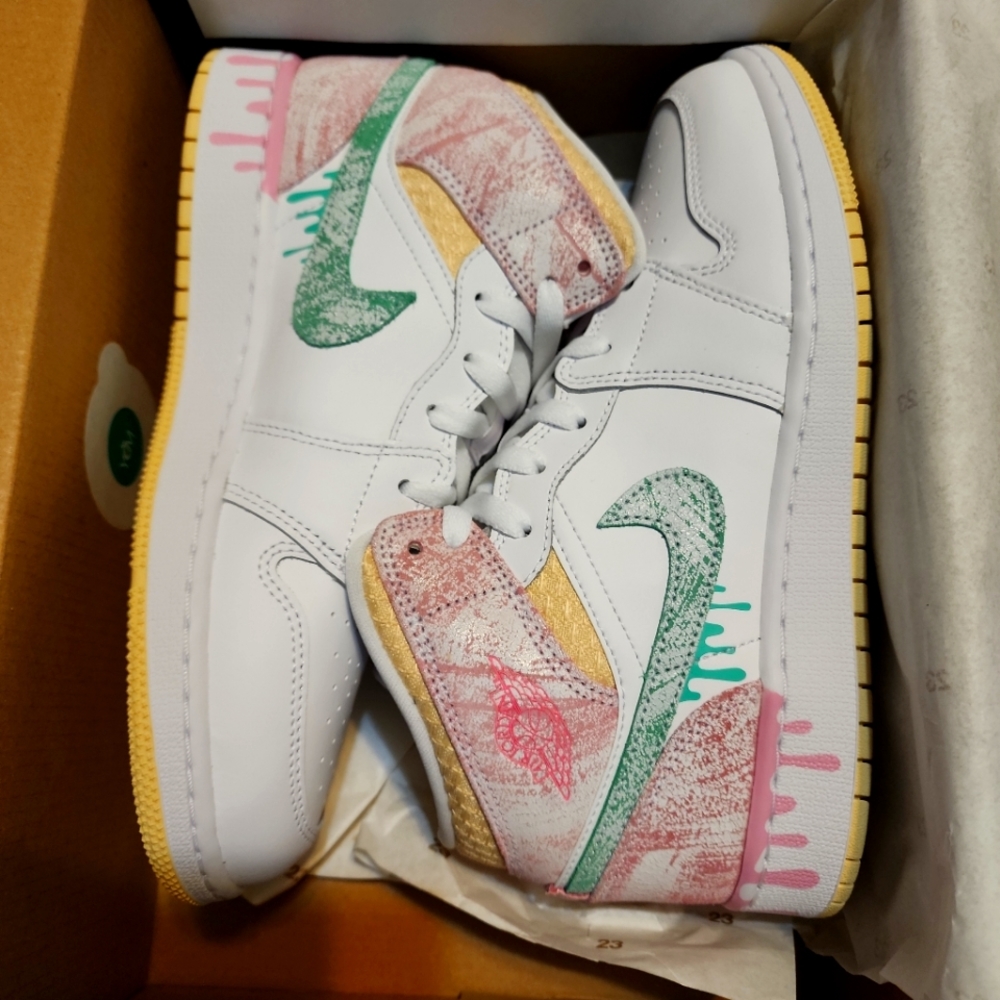 Air Jordan 1 Mid Se (Gs) 6.5. Or womens 8 Icecreams.   Hard to find.  White/gree